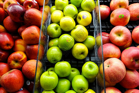 超市中摆放的红色绿色苹果背景图片