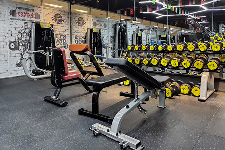 健身器材主图堆满健身器材的健身房背景