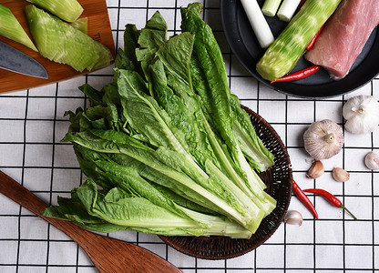 平底锅内蔬菜莴笋叶放在篮子里背景