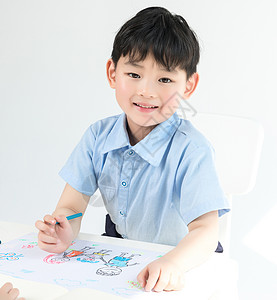 男孩绘画全家福图片