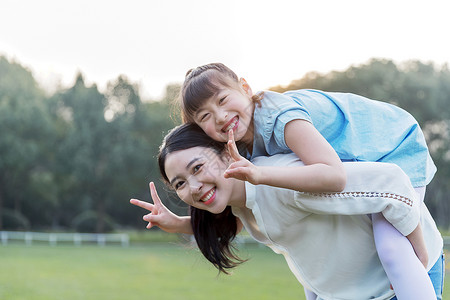 青年母女户外游戏高清图片