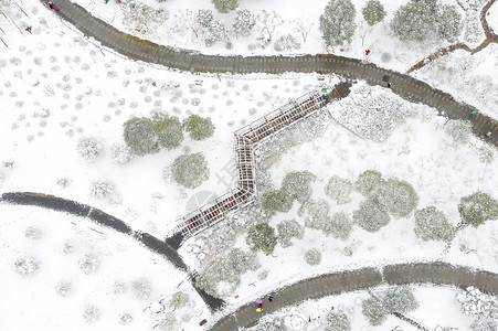 俯瞰下雪天户外公园图片