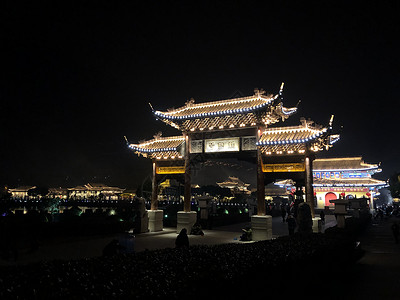 高邮镇国寺牌楼夜景背景图片