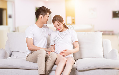 夫妻坐在沙发上关爱孕妇设计图片