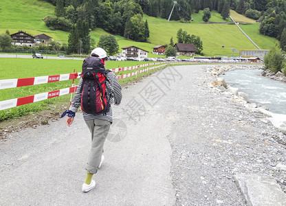 瑞士阿尔卑斯山徒步者高清图片