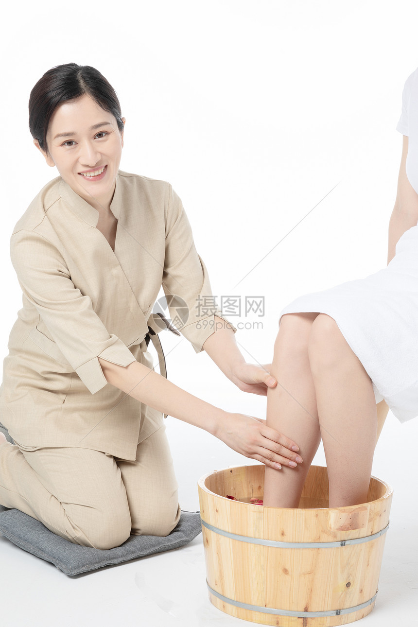 女性足浴小腿按摩图片