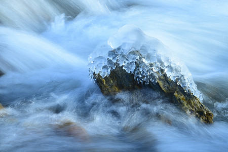 溪流冰花融化的冰河高清图片