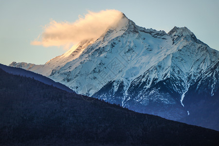 西藏峡谷西藏林芝雅鲁藏布江大峡谷雪山风光背景