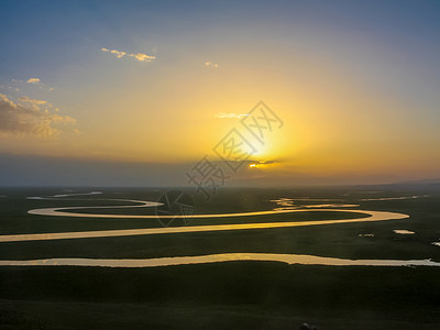 新疆九区十八弯天鹅湖图片