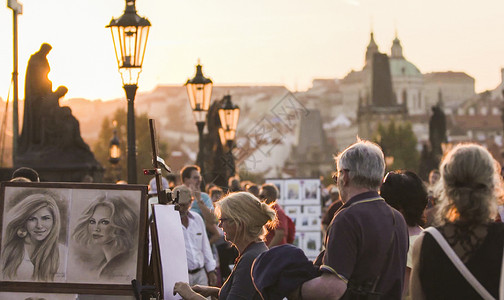 捷克的布拉格查理大桥上画画的艺人背景