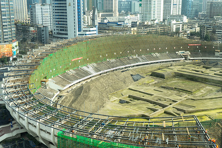 天桥剧场建设中的成都体育场背景