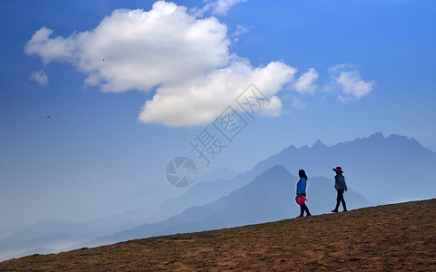 视野开阔高山之巅漫步惬意的人背景