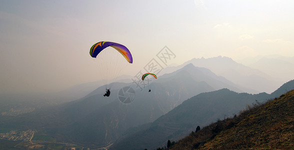 高山上滑翔伞背景