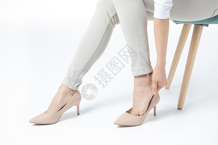 女性穿高跟鞋崴脚图片