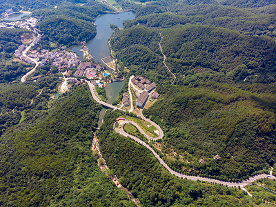 停止道路显示俯瞰蜿蜒曲折的盘山公路背景