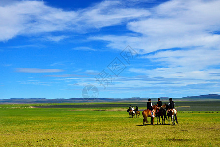 呼伦贝尔草原上骑马的人群高清图片