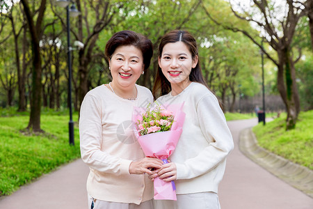 女儿送妈妈鲜花图片