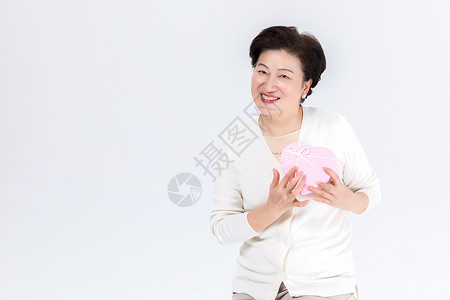 中年女性手持礼盒背景图片