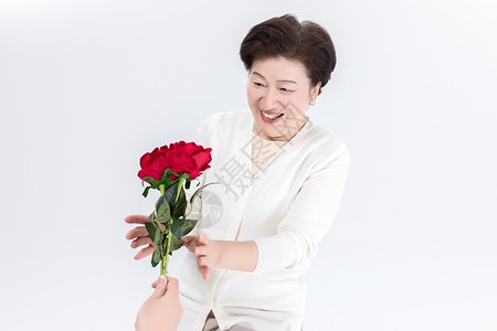 金婚素材免费为中老年女性送花背景