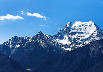 蓝天白云群山稻城亚丁景区风光背景