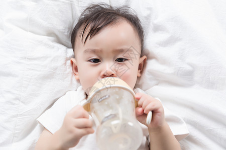 小猴子抱着奶瓶抱着奶瓶的婴儿背景