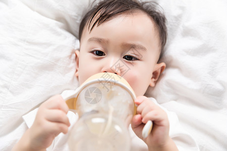 带奶嘴奶瓶抱着奶瓶的婴儿背景