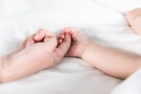 宝贝男人妈妈牵着宝宝的手睡觉背景