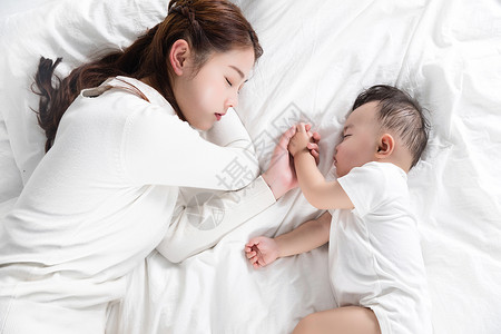 健康呵护妈妈牵着宝宝的手睡觉背景