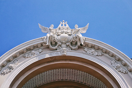 胡志明市歌剧院屋顶的精美浮雕背景