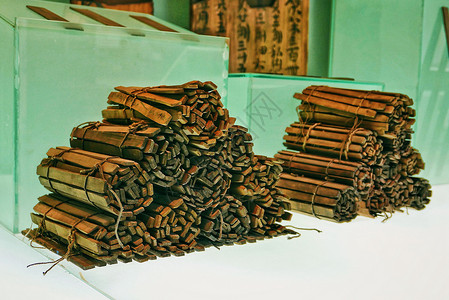 大型竹简简牍博物馆中的古代书简展品背景