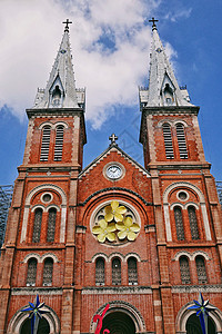 蓝天下的胡志明市地标百年红教堂高清图片