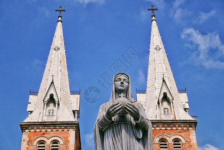红市越南地标红教堂前的圣母玛利亚雕像背景