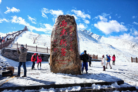 白雪皑皑的折多山垭口高清图片