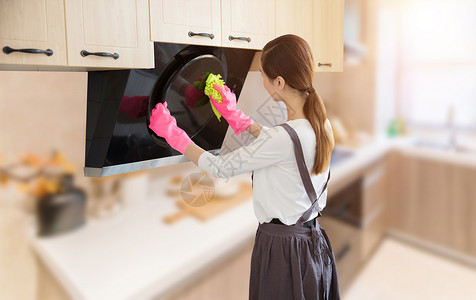 黑人妇女打扫厨房卫生的妇女设计图片