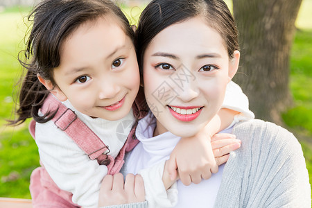 女孩开心踏青可爱女儿搂妈妈背景