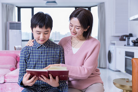 学习监督妈妈陪孩子读书背景