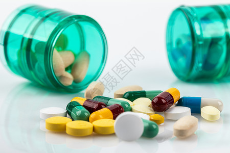 药品与健康两个胶囊高清图片