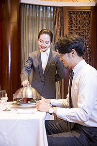 酒店服务员给顾客打开餐盖服务行业高清图片素材