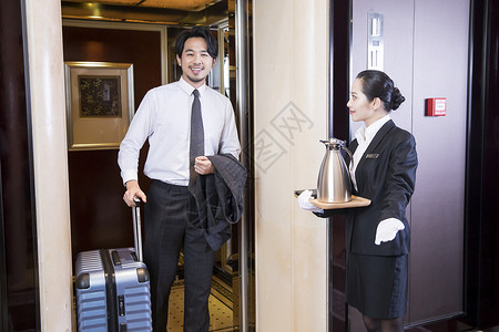 酒店服务人员迎接客人图片