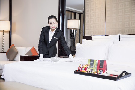 酒店服务人员整理床铺背景图片