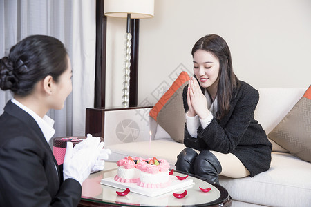 酒店服务人员给客户过生日高清图片