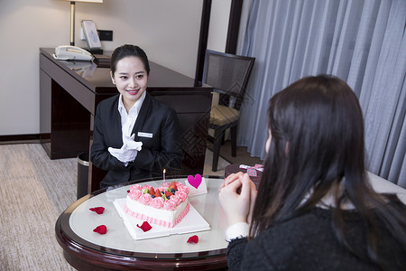 酒店服务人员给客户过生日背景图片