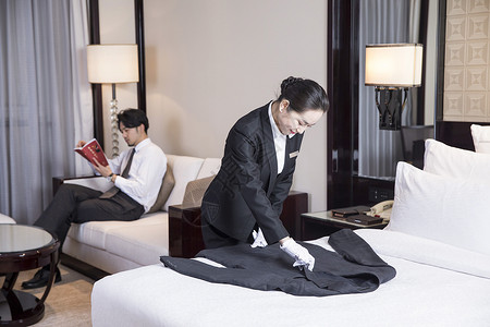 酒店服务人员叠衣服背景图片