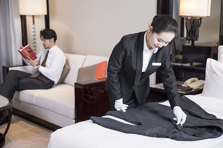 超小衣服素材酒店服务人员叠衣服背景