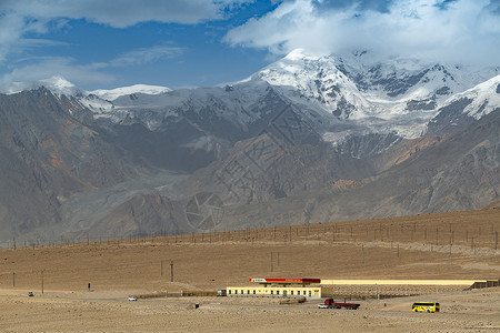新疆帕米尔高原戈壁高原上的休息区图片