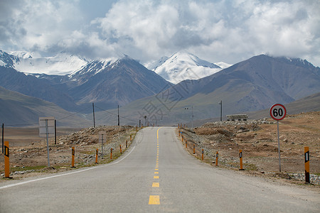 限速5公里新疆雪山公路背景