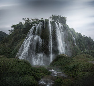 雨林瀑布湖泊三叠水高清图片