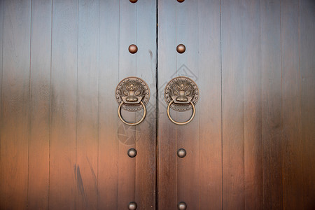 古朴大门传统的大门铜狮子门把背景