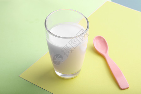一杯奶牛奶饮料早餐背景