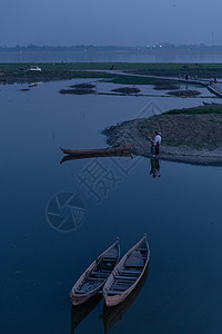 缅甸湖边的小船图片